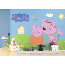 Kinderzimmer mit Wandbild von Peppa Pig und Spielzeugen