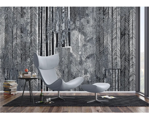 Wohnzimmer mit Sessel und gemusterter Tapete