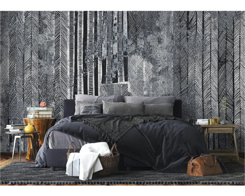 Schlafzimmer mit Bett, Nachttischen, Teppich und gemusterter Tapete für ein gemütliches Ambiente.
