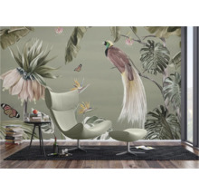 Wohnzimmer mit Fototapete mit Pflanzen und Vogelmotiv, Sessel und Beistelltisch