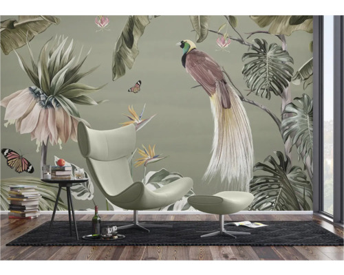 Wohnzimmer mit Fototapete mit Pflanzen und Vogelmotiv, Sessel und Beistelltisch