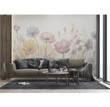 Dekoratives Wohnzimmer mit Blumenwandtapete, Sofa, Teppich und Couchtischen.