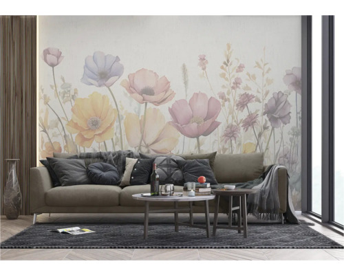 Dekoratives Wohnzimmer mit Blumenwandtapete, Sofa, Teppich und Couchtischen.