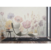 Wohnzimmer mit Blumen-Tapete, Sessel und Beistelltisch