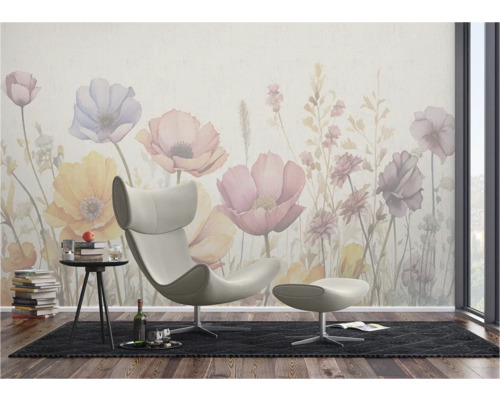 Wohnzimmer mit Blumen-Tapete, Sessel und Beistelltisch