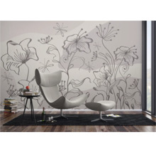 Wohnzimmer mit floraler Fototapete, Sessel und Beistelltisch