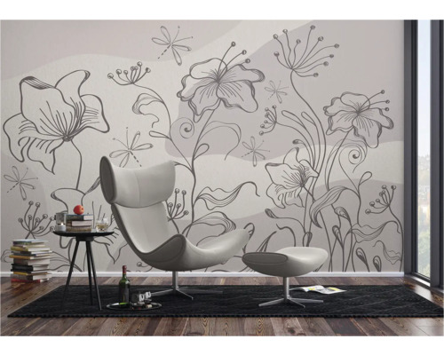 Wohnzimmer mit floraler Fototapete, Sessel und Beistelltisch