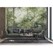 Wohnzimmer mit Couch, Couchtisch und Fototapete mit Dschungelmotiven