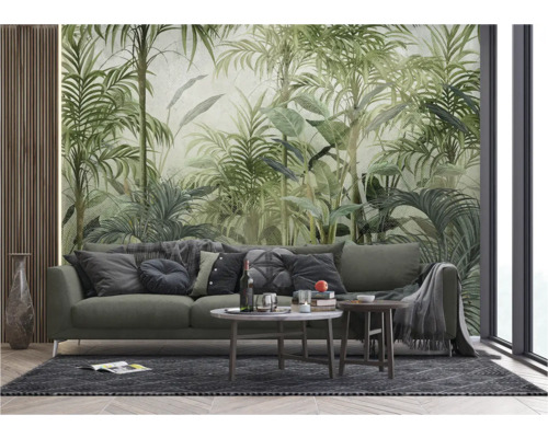 Wohnzimmer mit Couch, Couchtisch und Fototapete mit Dschungelmotiven