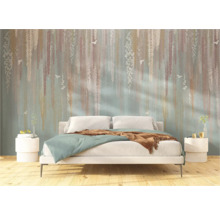 Schlafzimmer mit Fototapete mit Pflanzenmotiven hinter einem Bett.