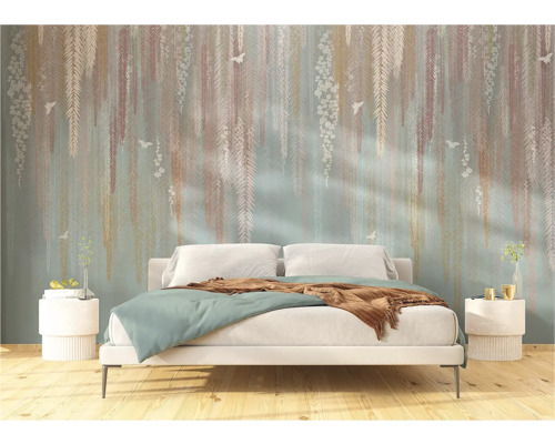 Schlafzimmer mit Fototapete mit Pflanzenmotiven hinter einem Bett.