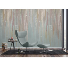 Wohnzimmer mit gemusterter Tapete, Sessel und Beistelltisch für eine gemütliche Atmosphäre