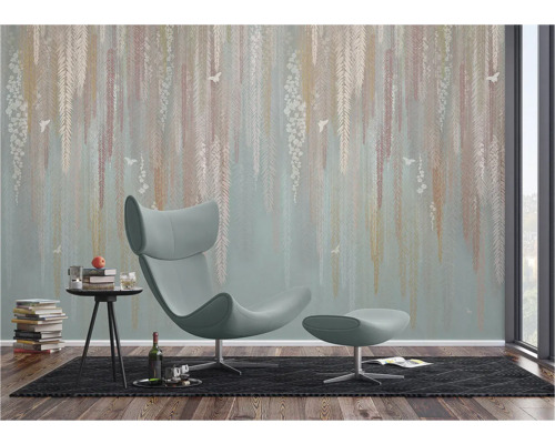 Wohnzimmer mit gemusterter Tapete, Sessel und Beistelltisch für eine gemütliche Atmosphäre