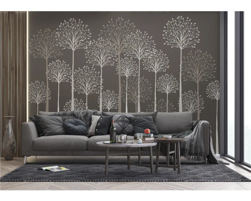 Wohnzimmer mit grauer Couch, Teppich und Wandtapete mit Baumdesign für eine gemütliche Atmosphäre