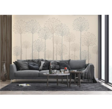 Wohnzimmer mit grauer Couch, Couchtisch und Wandgestaltung mit Baum Motiven für eine gemütliche Atmosphäre