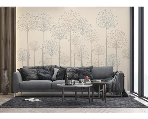 Wohnzimmer mit grauer Couch, Couchtisch und Wandgestaltung mit Baum Motiven für eine gemütliche Atmosphäre