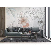 Wohnzimmer mit Sofa, Couchtischen und Wandtapete mit Blumenmuster für ein modernes Wohnambiente