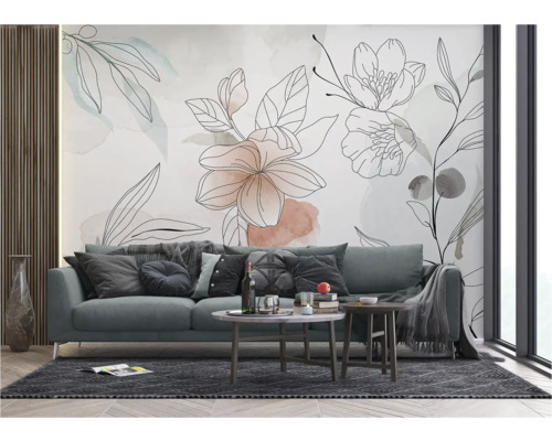 Wohnzimmer mit Sofa, Couchtischen und Wandtapete mit Blumenmuster für ein modernes Wohnambiente
