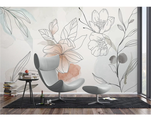 Wohnzimmer mit gemusterter Tapete, Sessel und Beistelltisch.