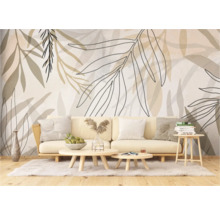 Wohnzimmer mit floraler Tapete, Sofa und Couchtisch