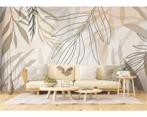 Wohnzimmer mit floraler Tapete, Sofa und Couchtisch