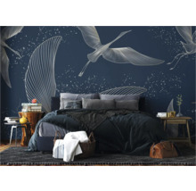 Schlafzimmer mit Bett vor einer Wandtapete mit Vogelmotiven