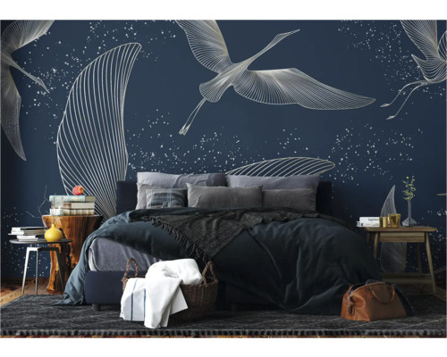 Schlafzimmer mit Bett vor einer Wandtapete mit Vogelmotiven
