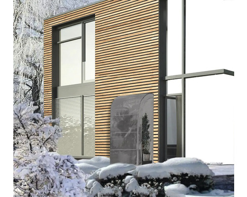 Schutzhülle für Pflanzen im Winter vor einem modernen Haus