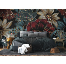 Schlafzimmer mit Fototapete mit Blumenmuster, Bett, Nachttischen und Teppich