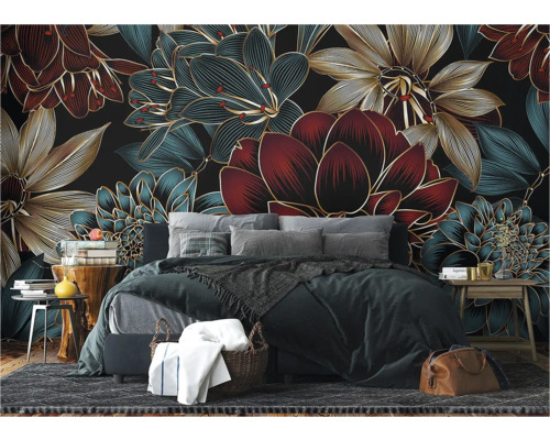 Schlafzimmer mit Fototapete mit Blumenmuster, Bett, Nachttischen und Teppich