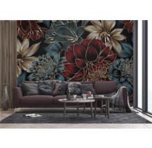 Wohnzimmer mit Sofa vor einer Wandtapete mit Blumenmuster.