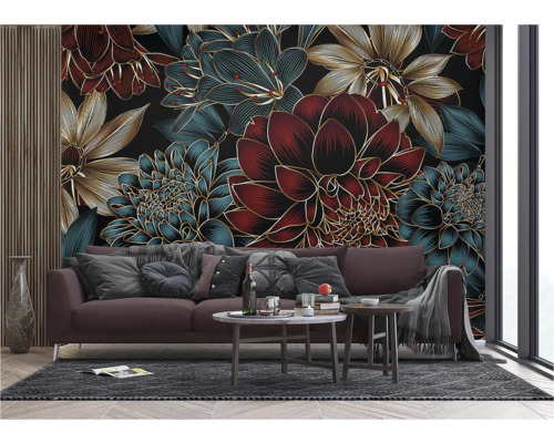 Wohnzimmer mit Sofa vor einer Wandtapete mit Blumenmuster.