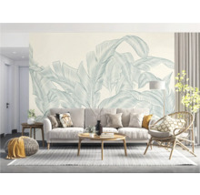 Wohnzimmer mit Sofa, Tisch, Sessel und Wandtapete mit Blattmuster