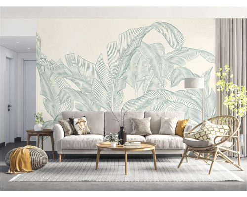 Wohnzimmer mit Sofa, Tisch, Sessel und Wandtapete mit Blattmuster