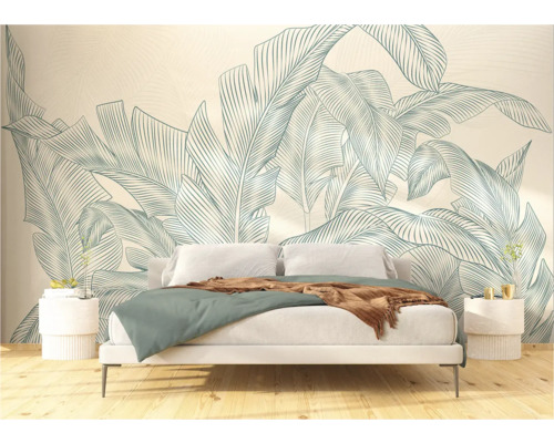 Schlafzimmer mit Bett vor einer Tapete mit botanischem Blätterdesign