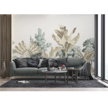 Wohnzimmer mit grauer Couch, Couchtisch und einer Fototapete mit Dschungelmotiv.
