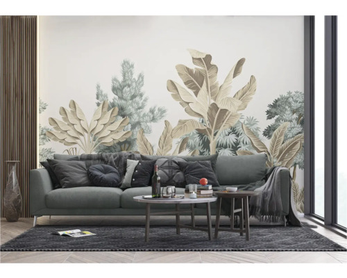 Wohnzimmer mit grauer Couch, Couchtisch und einer Fototapete mit Dschungelmotiv.