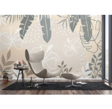Wohnzimmer mit Sessel, Beistelltisch und Fototapete mit Blättern und Blumen