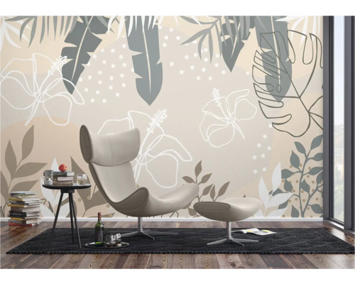 Wohnzimmer mit Sessel, Beistelltisch und Fototapete mit Blättern und Blumen