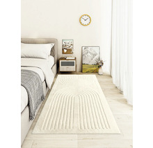Schlafzimmer mit Bett, Nachttisch, Dekoration und einem hellen Teppich mit linearem Design.