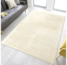 Beige Teppich mit geometrischem Muster im Wohnzimmer.