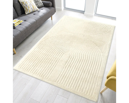 Beige Teppich mit geometrischem Muster im Wohnzimmer.