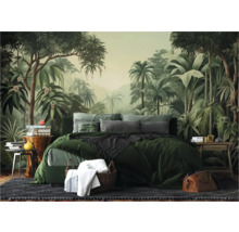 Schlafzimmer mit Dschungel-Fototapete, Bett und Nachttischen in einem hellen Raum