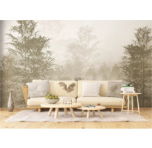 Helles Wohnzimmer mit Sofa, Couchtischen und Bambuswald-Tapete für eine ruhige Atmosphäre.
