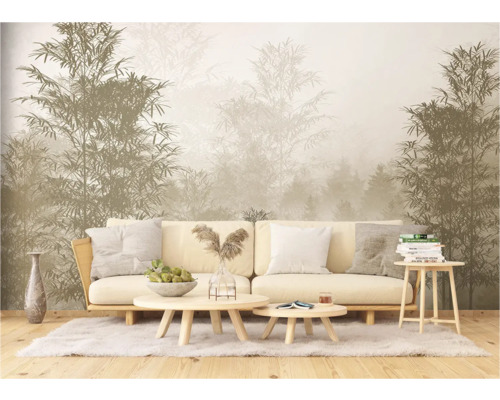 Helles Wohnzimmer mit Sofa, Couchtischen und Bambuswald-Tapete für eine ruhige Atmosphäre.