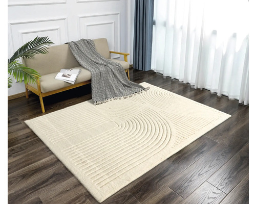 Wohnzimmer mit Sofa und gemustertem Teppich