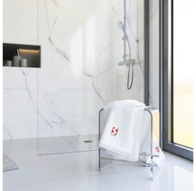 Modernes Badezimmer mit Handtuchhalter, Handtüchern, Dusche und Ablagefach