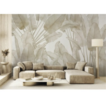Wohnzimmer mit Sofa, Couchtisch und floraler Tapete