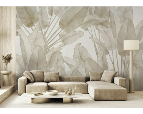 Wohnzimmer mit Sofa, Couchtisch und floraler Tapete