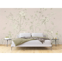 Schlafzimmer mit floraler Tapete, Bett und Nachttischen.